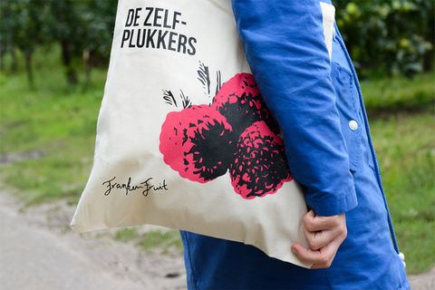 FrankenFruit 'De Zelfplukkers' tote bag with a raspberry illustration